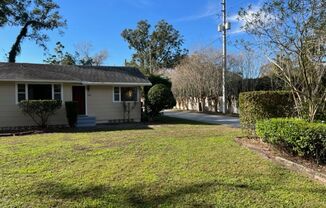 Spacious, bright 1-bedroom, 1-bath duplex with an enclosed porch, just minutes from Downtown Orlando.