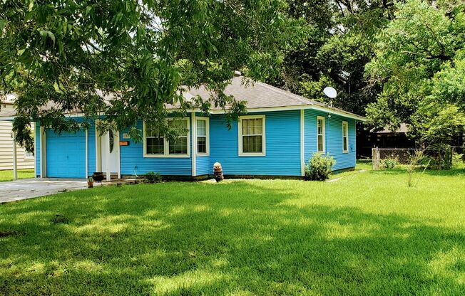 Wonderful 3 bedroom, 1 bathroom  home recently updated!