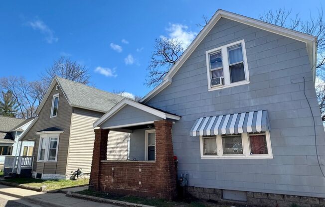 44 Vandine NE- Midtown! Water included. Washer/dryer hook up.