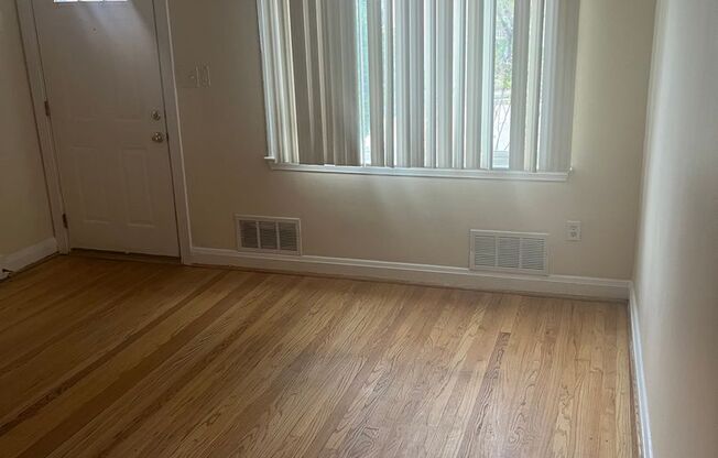 3bed 1.5 Bathroom Townhome located 4353 Robertson Ave