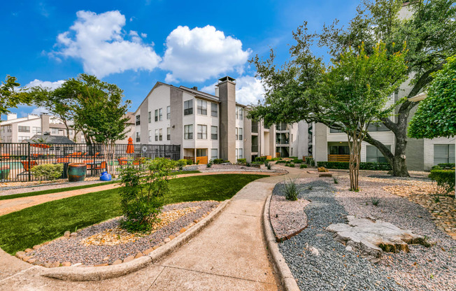 the preserve at ballantyne commons courtyard with landscaping and apartment buildings