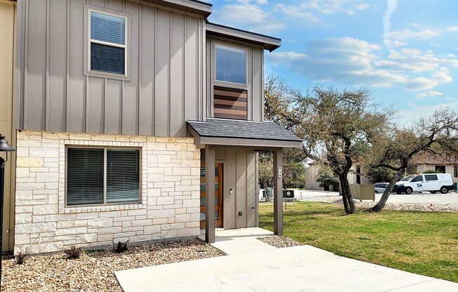 Sophisticated 3/BR 2.5/BS Home in Point Venture – Modern Comfort & Style!