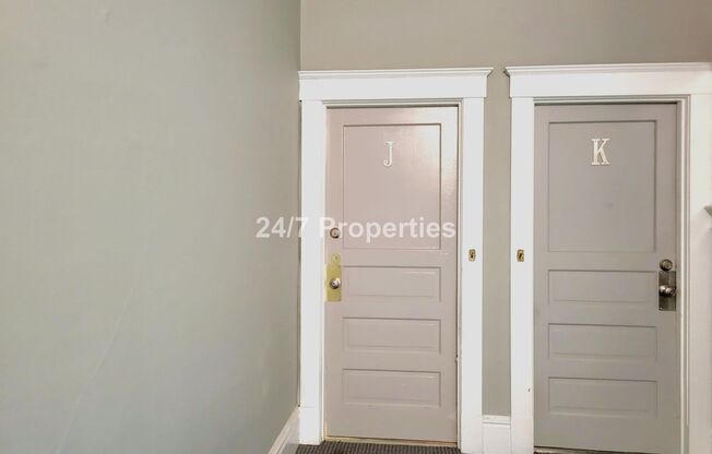 1BD I 1BA Inner-Building Unit - NW 23rd Pl!