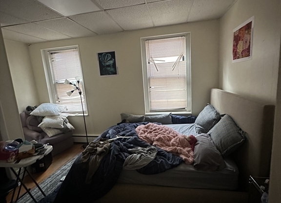 3 beds, 1 bath, 800 sqft, $3,650, Unit 2