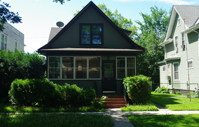 Clean, Updated, 4 Bedroom Home in Hamline/Midway