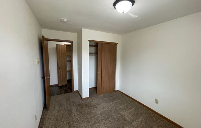 3 beds, 1 bath, 1,040 sqft, $1,695, Unit 3164-306