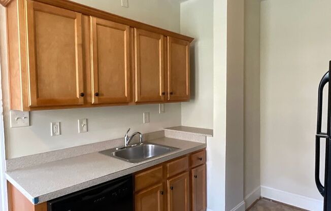 1 bed, 1 bath, 693 sqft, $1,075, Unit 1616 E. 8th St. #1