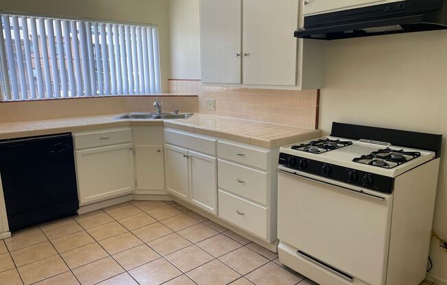 2 beds, 1 bath, 888 sqft, $2,250, Unit 223
