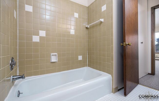 2 beds, 1.5 baths, 884 sqft, $1,275, Unit 311