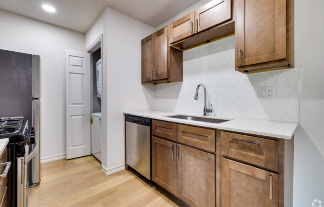 2 beds, 2 baths, 851 sqft, $1,175, Unit 43