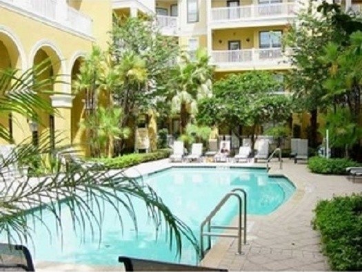 Downtown 1/1 Condo pool view & fire place with free water/sewer