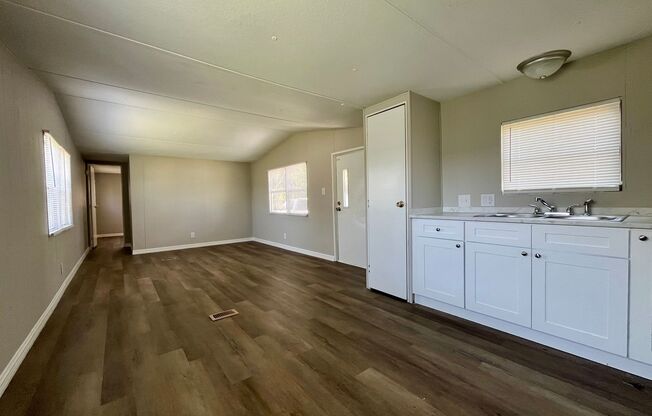 2 Bed 2 Bath Thonotosassa! New paint throughout, new flooring, new kitchen counters & cabinets! Ready for you to MOVE-IN
