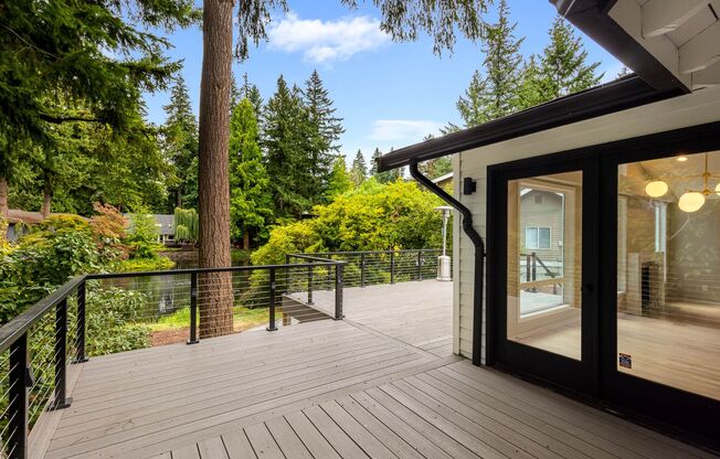 Remodeled 4 Bedroom Kirkland Retreat with Private Waterfront Setting