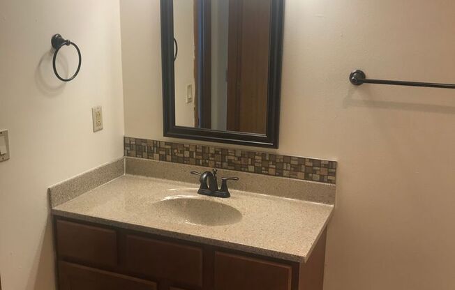 3 beds, 1 bath, 1,040 sqft, $1,695, Unit 3164-303