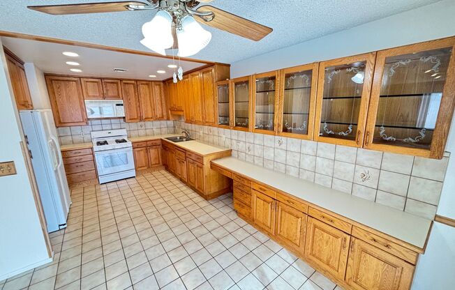 Beautiful 3BED/2BATH Townhome located in Spring Valley w/ Private Pool