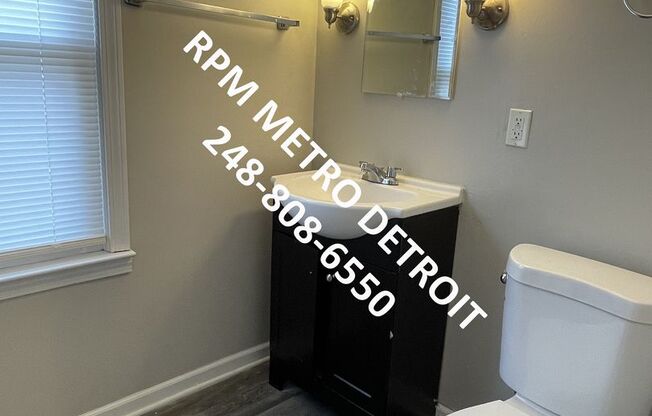 3 beds, 1.5 baths, $1,400, Unit (RRR)