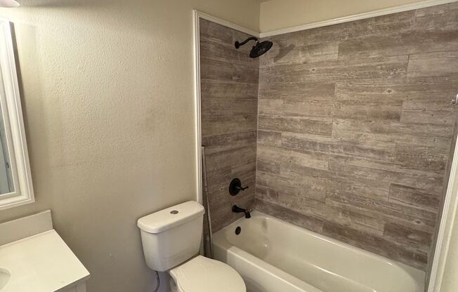 3 beds, 2 baths, $1,395, Unit Apt #207