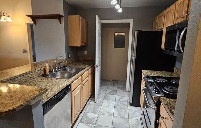 Beautiful & Spacious Townhome in Gated Community! *1/2 Off First Month's Rent!!*