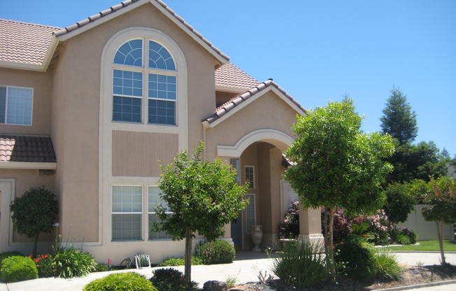 Large corner lot, 4 bedroom with Pool/Spa