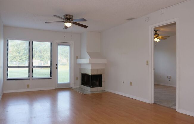 Spacious 2bd 2bth Condo Available Now!