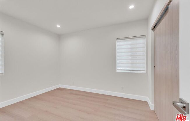 6915 ENCINO AVE