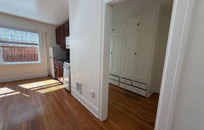 Studio, 1 bath, 308 sqft, $1,099, Unit 16