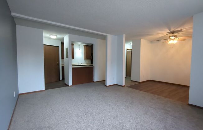 2 beds, 1 bath, 900 sqft, $975, Unit 240-107