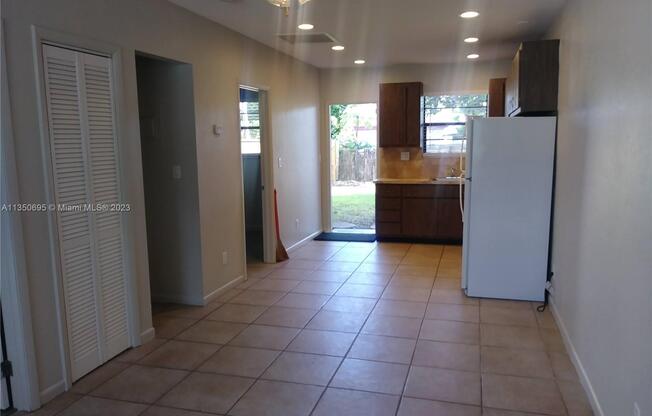 4625 SW 33 DR 