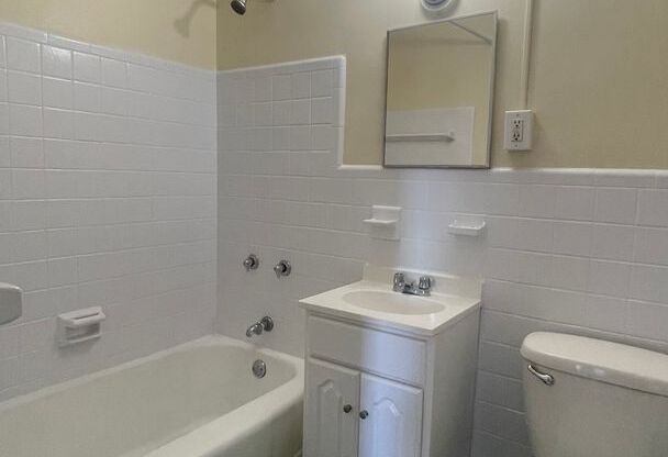 2 beds, 1 bath, $1,150, Unit 0609
