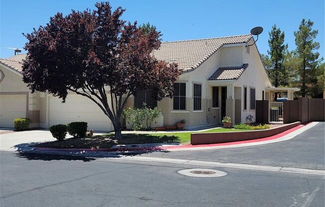 STUNNING FULLY FURNISHED SINGLE STORY HOME IN GATED COMMUNITY!!