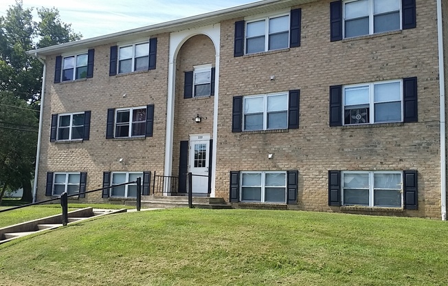 2 bedroom, 1 bathroom ground floor apartment!