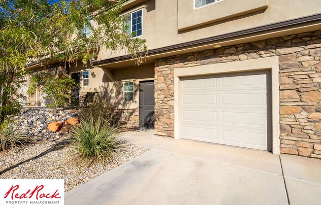 Lovely Townhome with Community Pool