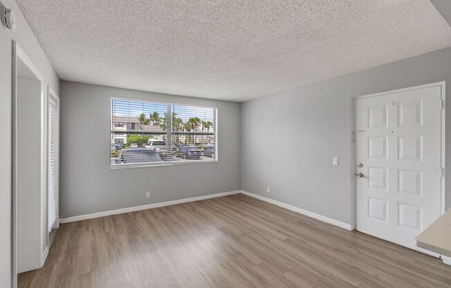ONE BEDROOM ONE BATHROOM! WATERFRONT COMMUNITY!