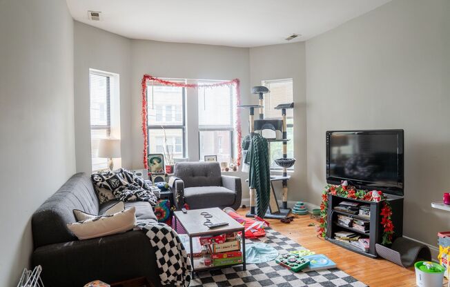 3 beds, 1 bath, 850 sqft, $1,895, Unit 3002-1S
