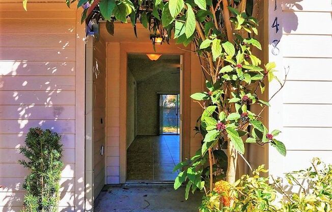 Single family home in Winter Park! 3/2 with garage! Available now!