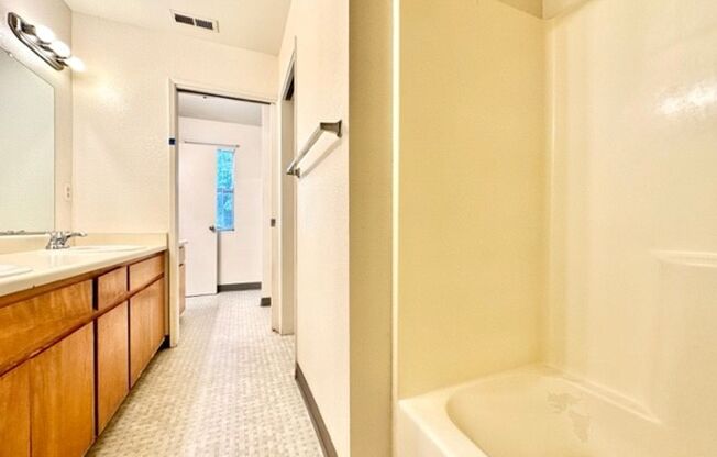 1/2 Off 1 Month of Rent- Signing Bonus! Reserve for Summer 2025. Great 3 Bed/2 Bath Townhouses