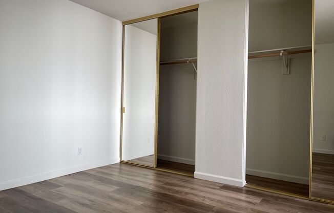 SHERMAN OAKS!!!: FANTASTIC 2 BEDROOM + 1 1/2 BATHROOM CONDO!