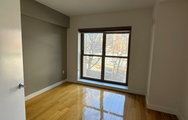 1 bed, 1 bath, $3,400, Unit 105