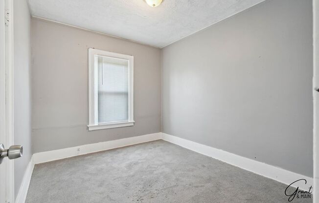 3 beds, 1 bath, $1,100, Unit 3813 - Upper