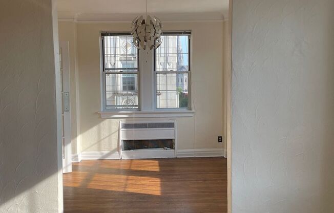 1 bed, 1 bath, 962 sqft, $1,525, Unit New King Edward  805