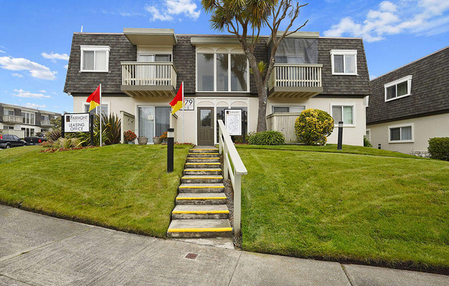 Courtyard With Green Space at Fairmont Apartments, Pacifica, California