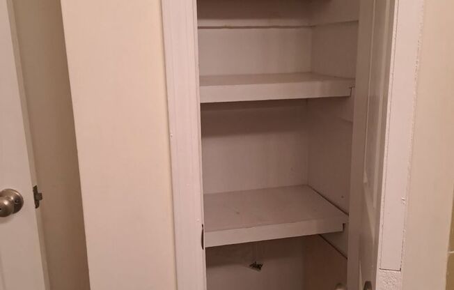 AVAILABLE 6/20/2025 -- 1BR/1BA Apartment at 1026 Southpark Unit 1B - close to Colleges and amenities