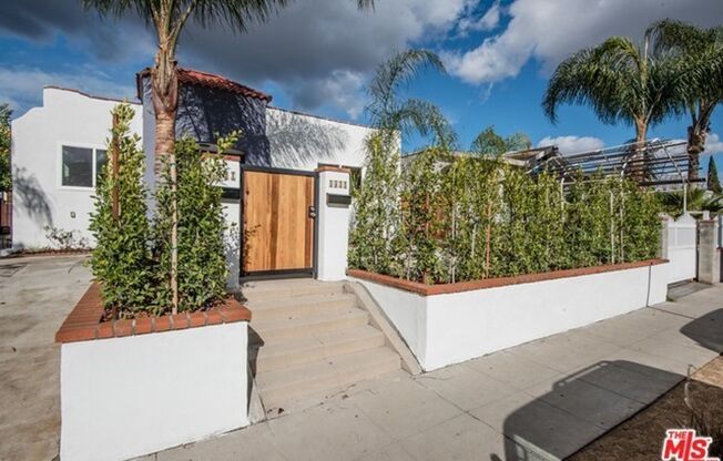 Must see modern 2 BR/2 BA just north of Melrose near Paramount Studios!