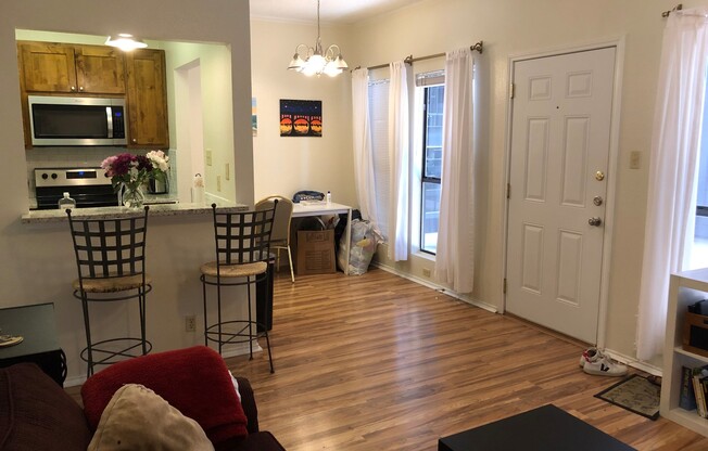 UT PRE LEASE: West Campus 2 bed / 2 bath, 2 RSVD parking, 2 blocks to UT Austin