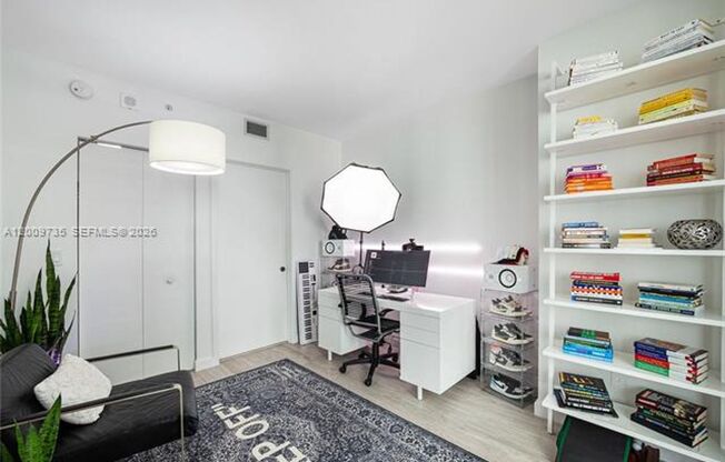 2 beds, 2 baths, 924 sqft, $5,200, Unit 45 SW 9th St # 1508