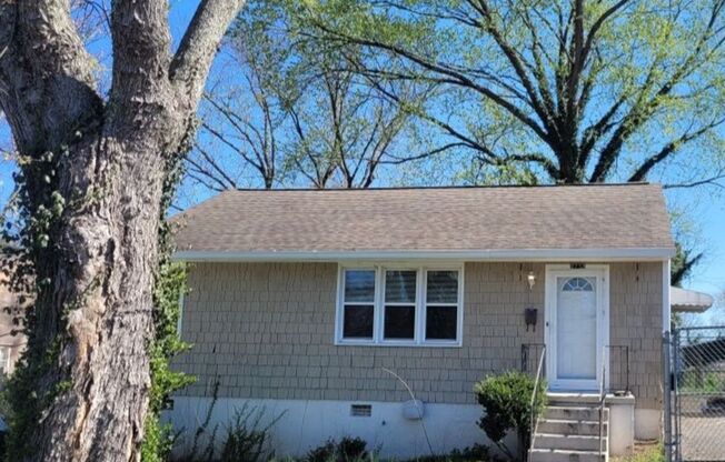 Remodeled, pet-friendly 2br/1ba house with fenced yard