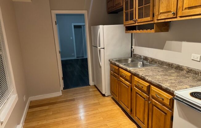 Studio, 1 bath, $950, Unit Unit-2S-For Rent