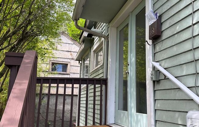 Nice 6 bed/2baths-2 kitchens and 2 set washer/dryer house for rent.