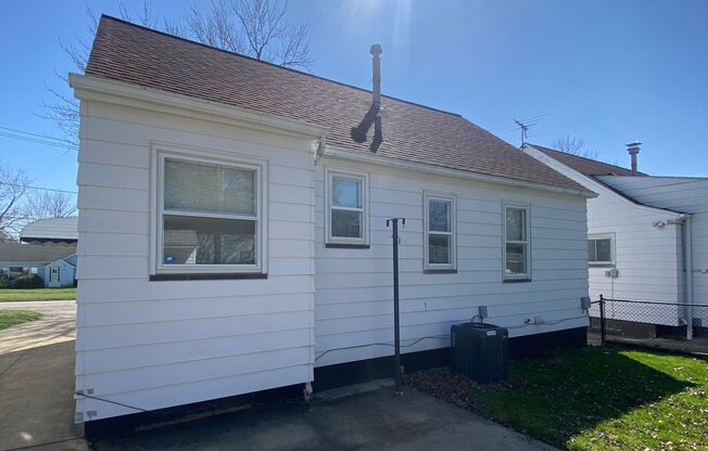 Charming 3-Bedroom, 2-Bathroom Home In Maple Heights