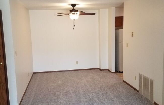 2 beds, 1 bath, 1,175 sqft, $1,175, Unit South Hampton Condo Large 2 Br